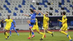 Pemain Swedia Filip Helander (kedua kanan) memperebutkan bola dengan pemain Kosovo  Benjamin Kololli (tengah) pada pertandingan Grup B kualifikasi Piala Dunia 2022 di Stadion Fadil Vokrri, Pristina, Kosovo, Minggu (28/3/2021). Swedia menang 3-0. (AP Photo/Visar Kryeziu)