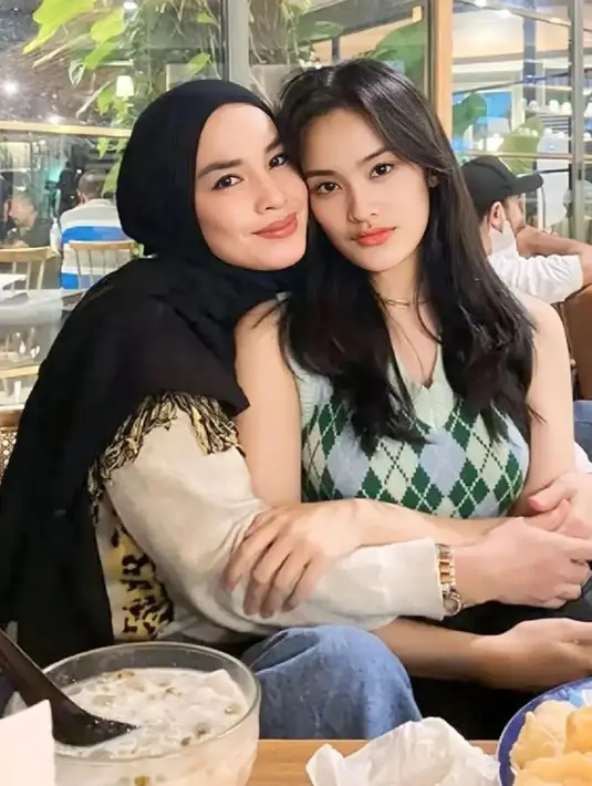 Paras cantik Ashel JKT48, didapatkan dari cantiknya paras sang ibu. Momen Ashel nongkrong bersama sang ibu ini curi perhatian karena bak teman dekat. Foto Ashel dan ibunda ini sukses curi perhatian para fans. (Liputan6.com/IG/jkt48.ashel)