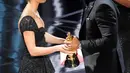 Aktor Mahershala Ali menerima Piala Oscar pertamanya pada Academy Awards ke-89 di Los Angeles, Minggu (26/2). Terpilihnya Ali sebagai juara menjadikannya sebagai aktor muslim pertama yang memenangkan piala Oscar. (Kevin Winter/Getty Images/AFP)