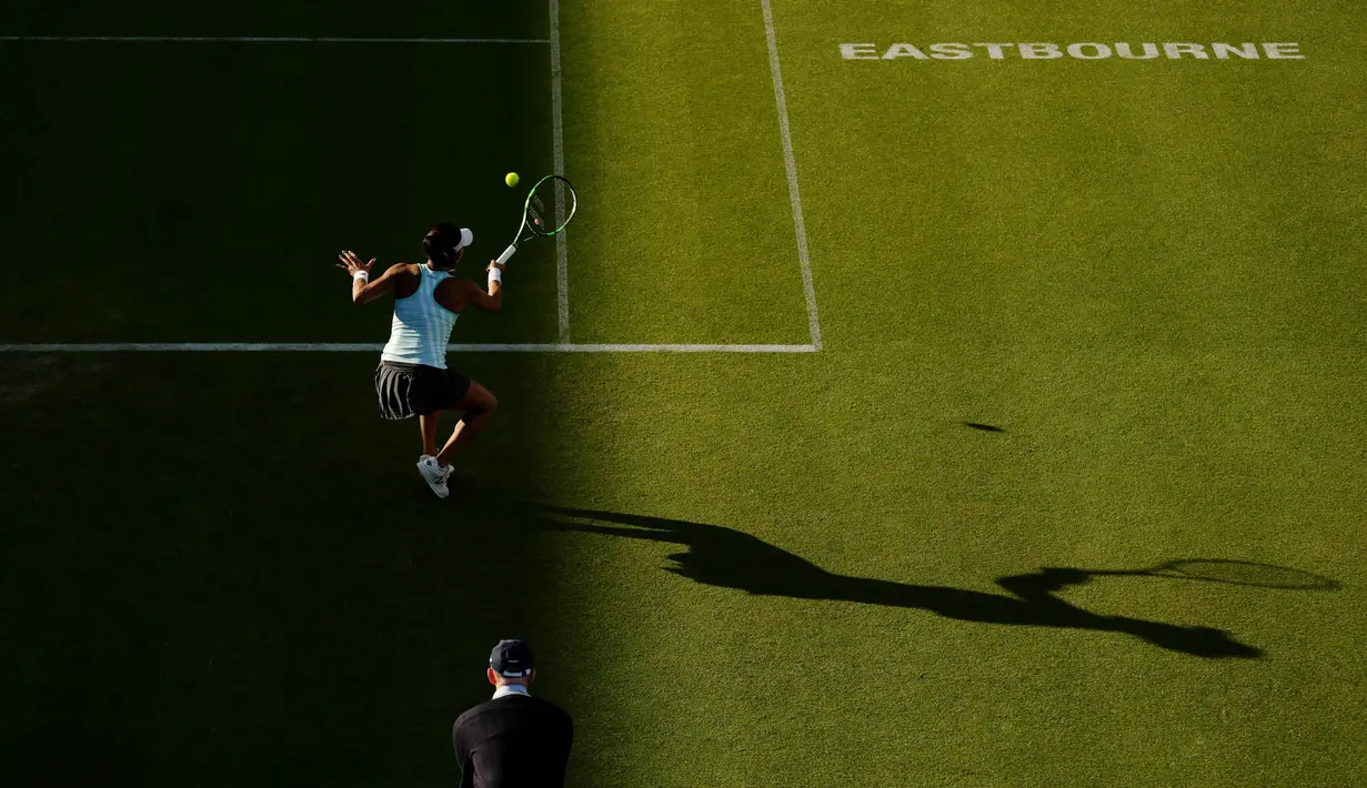 Aksi petenis Inggris, Heather Watson saat bermain di babak pertama Turnamen Tenis Aegon International di Devonshire Park, Eastbourne. (22/6). (Action Images via Reuters/Henry Browne Livepic)