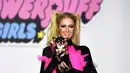 Paris Hilton membawa anjing saat tampil dalam Christian Cowan x The Powerpuff Girls Fashion Show, Los Angeles, AS, Jumat (8/3). Anjing tersebut merupakan peliharaannya yang bernama Diamond Baby. (Frazer Harrison/Getty Images North America/AFP)