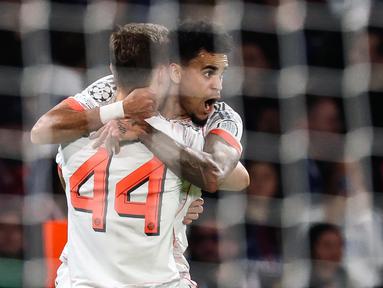 Pemain Bayern Munchen, Luis Diaz melakukan selebrasi setelah mencetak gol ke gawang PSG dalam laga Liga Champions 2025/2026 di Parc des Princes, Paris, Prancis, Selasa (04/11/2025) waktu setempat. (AFP/Franck Fife)