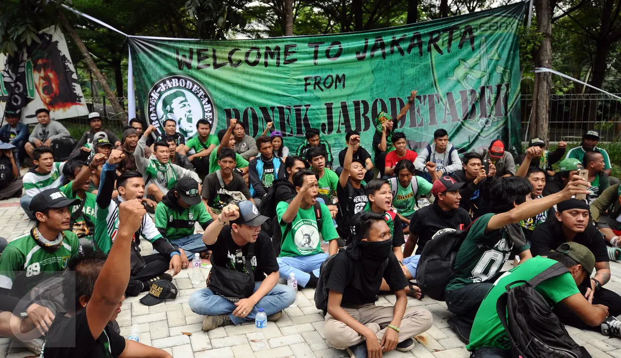 Pendukung Persebaya Surabaya mengangkat tangan saat aksi di depan Hotel Mercure Jakarta, Kamis (10/11). Mereka menuntut dipulihkannya hak keanggotaan Persebaya Surabaya di PSSI dan bisa kembali berkompetisi. (Liputan6.com/Helmi Fithriansyah)