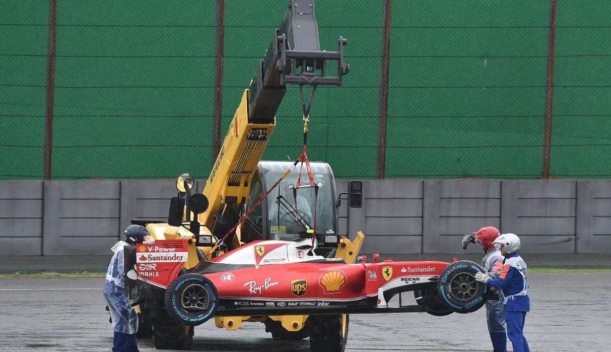 Pada lap ke-20, pebalap Ferrari, Kimi Raikkonen, harus mengakhiri balapan lebih cepat. Dia melintir saat trek lurus karena mengalami masalah pada ban. (AFP/Miguel Schincariol)