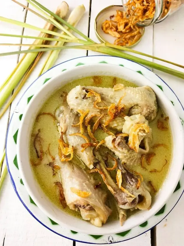 Sepiring opor sayap ayam dengan taburan bawang merah goreng