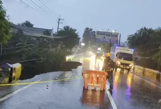 Jembatan penghubung Bondowoso-Jember sebagian ambrol. (Liputan6.com/Hermawan Arifianto)