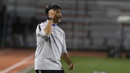 Pelatih Timnas Indonesia U-22, Indra Sjafri, memberikan instruksi saat melawan Thailand pada laga SEA Games 2019 di Stadion Rizal Memorial, Manila, Selasa (26/11). Indonesia menang 2-0 atas Thailand. (Bola.com/M Iqbal Ichsan)