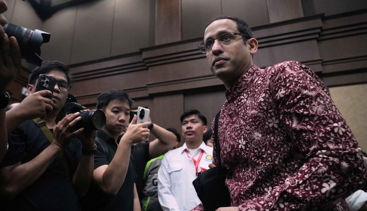 Mantan Menteri Pendidikan, Kebudayaan, Riset, dan Teknologi (Mendikbudristek), Nadiem Anwar Makarim, yang juga salah satu pendiri platform pembayaran dan perusahaan transportasi daring di Indonesia, saat memasuki ruang sidang di Pengadilan Tindak Pidana Korupsi Jakarta, Rabu 13 Mei 2026. (AP Photo/Tatan Syuflana)