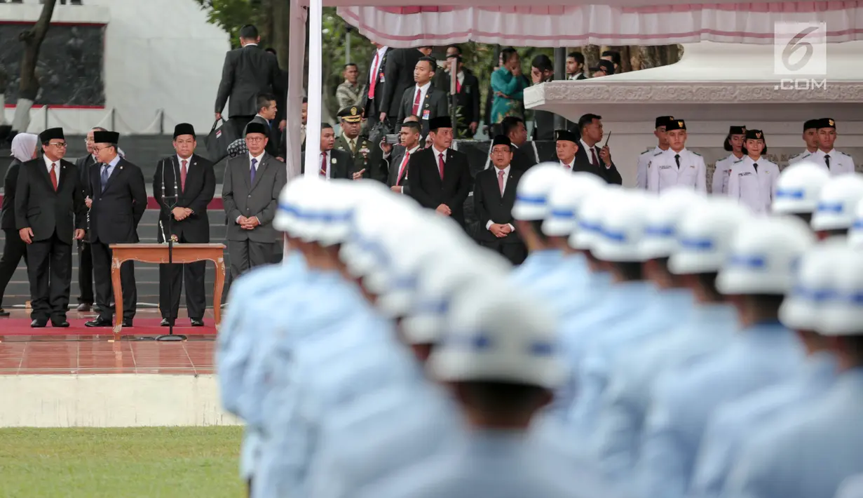 Sejumlah pejabat tinggi mengikuti upacara Hari Kesaktian Pancasila, di Halaman Monumen Pancasila Sakti, Jakarta, Minggu (1/10). Hadir dalam upacara ini jajaran menteri Kabinet Kerja, Panglima TNI dan Kapolri. (Liputan6.com/Faizal Fanani)
