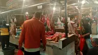 Sejumlah lapak pedagang daging sapi yang masih berjualan di Pasar Cisalak, Rabu (20/1/2021). (Liputan6.com/Dicky Agung Prihanto)