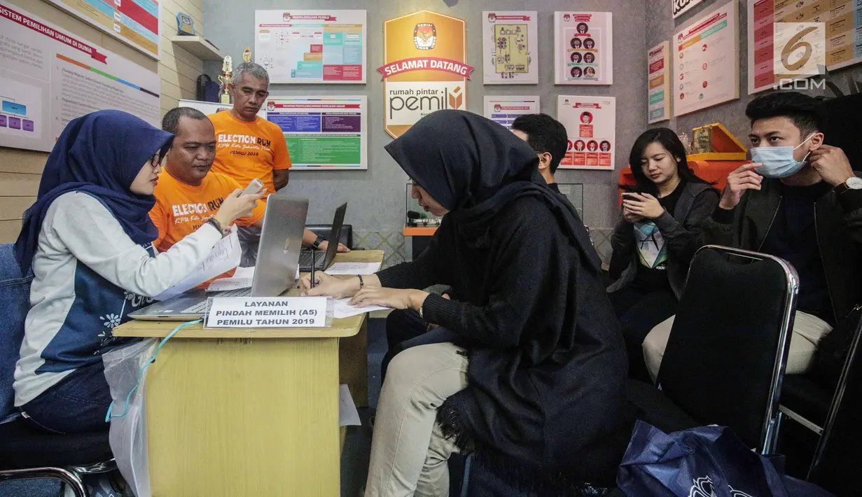 Warga mengurus formulir A5 atau surat pindah memilih di Kantor KPU Kota Jakarta Pusat, Minggu (17/2). KPU menggelar pelayanan pindah memilih yang dibagi menjadi dua tahap. (Liputan6.com/Faizal Fanani)