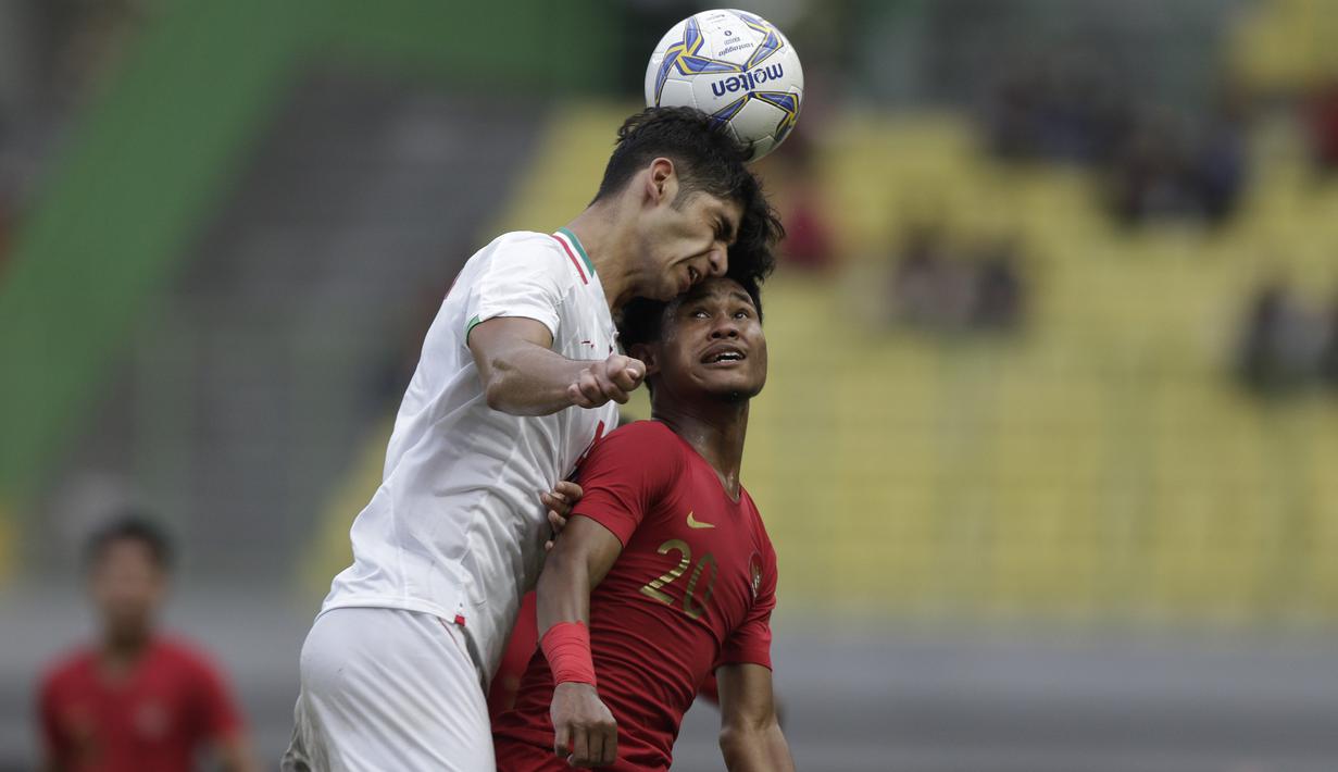 Striker Timnas Indonesia U-19, Bagus Kahfi, berebut bola atas dengan pemain Timnas Iran U-19 pada laga uji coba di Stadion Patriot Chandrabhaga, Bekasi, Sabtu (7/9). Indonesia kalah 2-4 atas Iran. (Bola.com/Yoppy Renato)