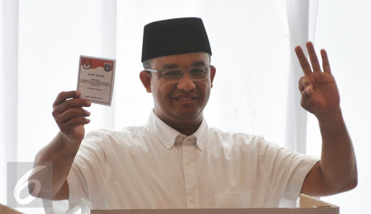 Cagub DKI Jakarta, Anies Baswedan memberi salam ke awak media saat akan menggunakan hak pilihnya di TPS 28 Cilandak, Jakarta Selatan, Rabu (19/4). Di TPS ini Anies akan memberikan hak suaranya dalam Pilkada DKI putaran kedua. (Liputan6.com/Yoppy Renato)