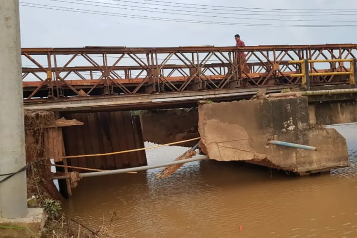 Jembatan Bailey sebagai pengganti sementara Jembatan Tabunio II yang putus akibat banjir di Kabupaten Tanah Laut, Kalimantan Selatan.