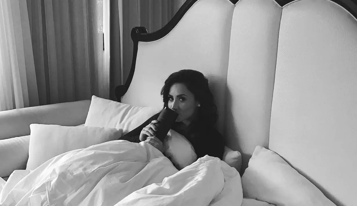 Demi sendiri sudah berada di rumah sakit sejak dikabarkan overdosisi selama satu minggu. (instagram/ddlovato)