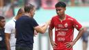 <p>Pelatih Persija Jakarta, Thomas Jens Uwe Doll memberikan instruksi kepada Muhammad Ferarri saat pertandingan lanjutan pekan ke-25 BRI Liga 1 2022/2023 melawan Bhayangkara FC yang berlangsung di Stadion Wibawa Mukti, Cikarang, Jawa Barat, Kamis (16/2/2023). (Bola.com/Ikhwan Yanuar)</p>