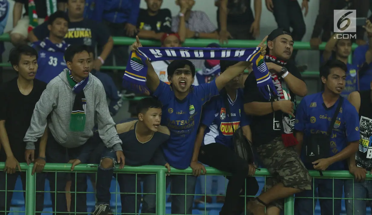 Suporter tim Maung Bandung berteriak memberi semangat usai menyaksikan laga Bhayangkara FC melawan Persib di Stadion Patriot Candrabhaga, Bekasi, Minggu (4/6). Persib kalah 0-2 dari Bhayangkara FC. (Liputan6.com/Helmi Fithriansyah)