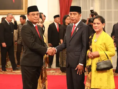 Presiden Joko Widodo atau Jokowi menyalami Komjen Syafruddin usai melantiknya sebagai Menteri Pendayagunaan Aparatur Negara dan Reformasi Birokrasi (PANRB) di Istana Negara, Jakarta, Rabu (15/8). Syafruddin menggantikan Asman Abnur. (Liputan6/HO/Pian)