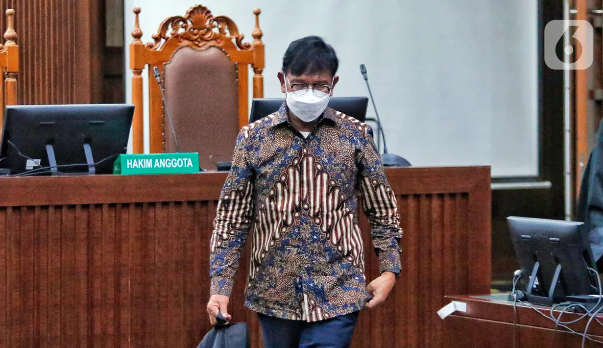 Atas dasar itu, langkah hukum eksepsi pun diambil Johnny G. Plate agar majelis hakim tidak tersesat dengan dakwaan JPU dalam memutuskan keadilan. Bahkan, usai pembacaan dakwaan pun publik cenderung lupa dengan asas praduga tak bersalah terhadap terdakwa. (Liputan6.com/Angga Yuniar)
