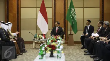 Presiden Joko Widodo (Jokowi) menerima Menteri Luar Negeri Arab Saudi, Adel al-Jubeir di sela pertemuan KTT Luar Biasa OKI di Jakarta, Senin (7/2/2016). (Liputan6.com/Faizal Fanani)