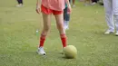 Potret Ayu Ting Ting saat ikut lomba di lingkungan RT ini juga tak luput dari sorotan. Bahkan, wanita 31 tahun ini mengikuti lomba sepak bola hingga tangkap belut. (Liputan6.com/IG/@ayutingting92)