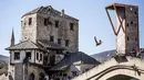 Atlet asal Inggris, Blake Aldridge tengah beraksi pada ajang Red Bull Cliff Diving World Series di Mostar, Bosnia and Herzegovina, (23/9/2016). (AFP/RED BULL/Dean Treml) 