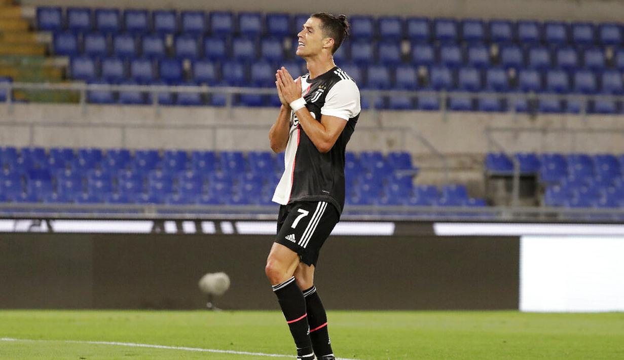 Striker Juventus, Cristiano Ronaldo, tampak kecewa usai ditaklukkan Napoli pada laga final Coppa Italia di Stadion Olympic, Roma, Rabu (17/6/2020). Cristiano Ronaldo kembali gagal membawa Juventus meraih juara usai kalah adu penalti dari Napoli. (AP/Andrew Medichini)