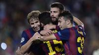 Gelandang Barcelona, Sergi Samper (kiri), ambil bagian dalam skuat melawan Villarreal, Minggu (8/11/2015). (AFP PHOTO / Josep Lago)