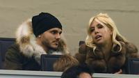 Striker Inter Milan Mauro Icardi (kiri) dan istri, Wanda Nara. (AFP/Marco Bertorello)