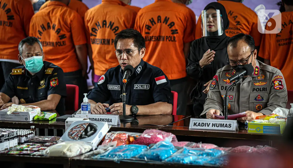 Direktur Tindak Pidana Narkoba Bareskrim Polri Brigjen Krisno Halomoan Siregar (tengah) menyampaikan keterangan saat rilis kasus narkoba jaringan internasional di Gedung Bareskrim Mabes Polri, Jakarta, Kamis (11/8/2022). Dalam penyitaan terdapat barang bukti narkotika jenis pil xtc serta alat pembuatnya. (Liputan6.com/Faizal Fanani)