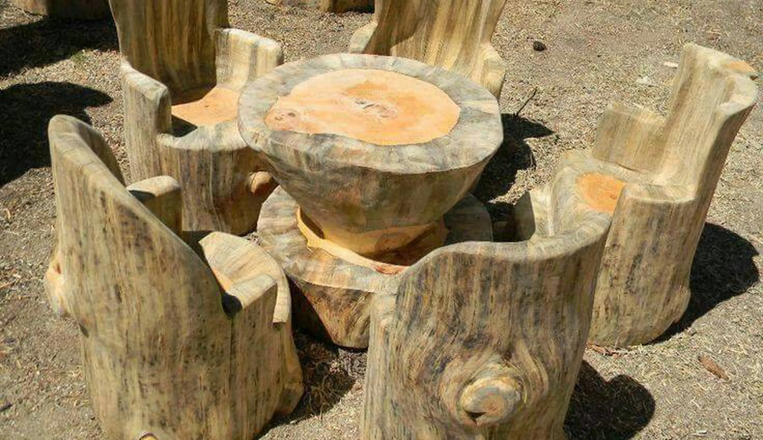 Desain Meja Kursi Unik Bikin Suasana Rumah Makin Menarik