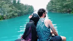 Tak sendiri, traveling Aryani ditemani sang suami Donny Michael. Pasangan yang menikah pada 16 Januari 2016 tampak serasi di atas kapal sambil menikmati pemandangan indah berdua. (Liputan6.com/IG/@aryanifitriana24)