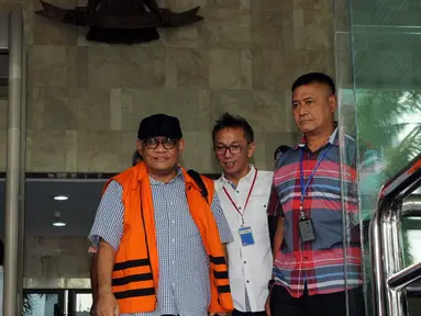 Tersangka suap Yogan Askan berjalan keluar usai diperiksa KPK, Jakarta, Senin (22/8). Yogan diperiksa KPK terkait kasus dugaan suap pemulusan rencana proyek pembangunan 12 ruas jalan di Sumatera Barat (Sumbar). (Liputan6.com/Helmi Afandi)