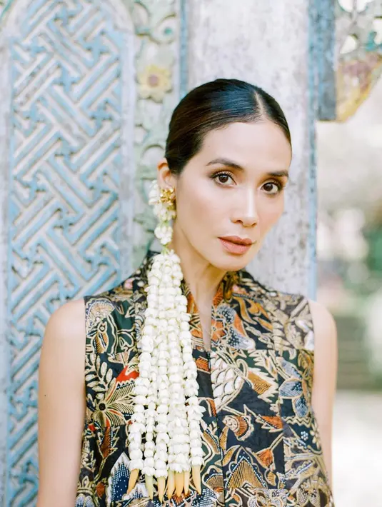 Tampil dengan busana batik tanpa lengan, gaya Marhsa Timothy satu ini begitu memukau. Dirinya bahkan memilih menggunakan aksesoris bunga melati bak pengantin Jawa yang membuat penampilannya banjir pujian dari netizen. (Liputan6.com/IG/@dikhadheansa)