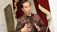  Presiden Jokowi berbincang selama Wawancara khusus di Istana Merdeka, Jakarta, Jumat (16/10/2015). Wawancara berhubungan dengan Pemerintahan Jokowi-JK genap berusia satu tahun pada 20 Oktober 2015 nanti. (Liputan6.com/Immanuel Antonius))