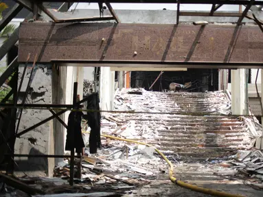 Kondisi gedung Hailai yang terbakar di kawasan Ancol, Jakarta Utara, Selasa (5/11/2019). Sebanyak 20 unit mobil damkar dikerahkan untuk memadamkan api yang membakar gedung Hailai pada Senin (4/11/2019) malam tersebut. (Liputana6.com/Faizal Fanani)
