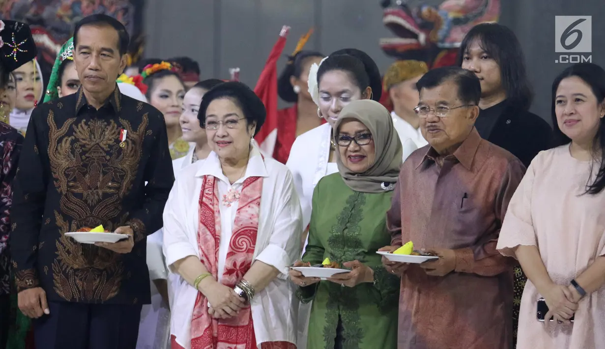 Ketua Umum PDIP Megawati Soekarnoputri pada HUT ke-72 foto bersama dengan keluarga besar didampingi Presiden Joko Widodo dan Wapres Jusuf Kalla serta istri di Grand Sahid Jakarta, Rabu (23/1). (Liputan6.com/Angga Yuniar)