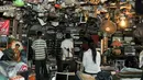 Pembeli saat mencari barang buruannya dibantu oleh pekerja Mall Rongsok, Depok, Rabu (17/2). Lantai dua toko diperuntukkan untuk barang-barang furnitur, berbagai macam kursi, mulai dari kursi plastik sampai kursi sofa. (Liputan6.com/Yoppy Renato)