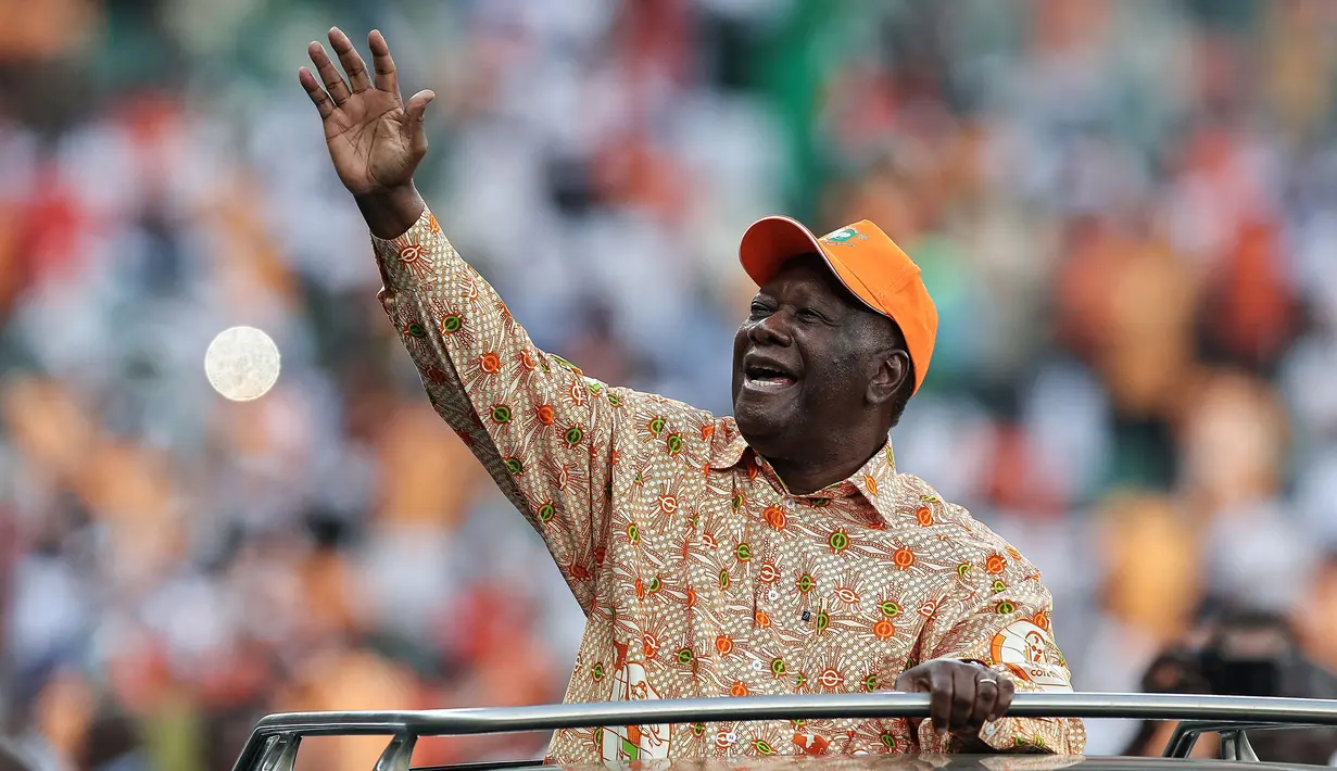 Presiden Pantai Gading, Alassane Ouattara melambaikan tangan saat pesta pembukaan Piala Afrika 2023 yang berlangsung di Stadion Alassane Ouattara Olympic, Abidjan, Pantai Gading, Minggu (14/01/2024) dini hari WIB. (AFP/Issouf Sanogo)
