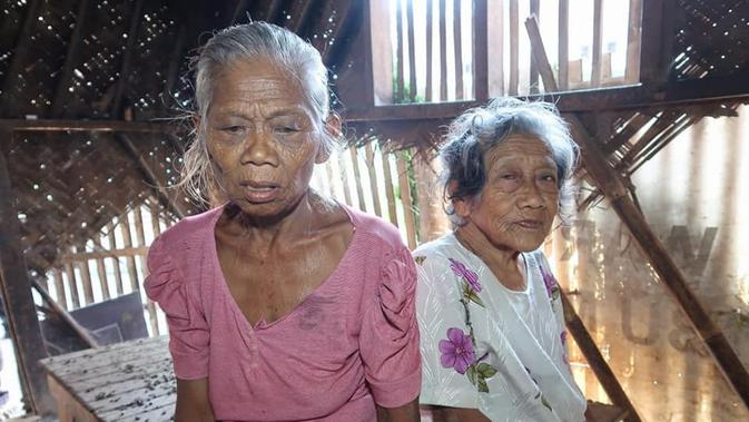 Dua janda lanjut usia, warga Kampung Krajaan Pawanda, Desa Medang Asem, Kecamatan Jayakerta, Karawang, terpaksa harus tinggal dan hidup bersama kambing. (Liputan6.com/ Abramena)