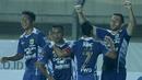 Selebrasi pemain Persib Bandung, Ilija Spasojevic, setelah mencetak gol kedua ke gawang Persiba Balikpapan dalam turnamen Piala Presiden 2015 di Stadion Si Jalak Harupat, Bandung. Rabu (2/9/2015). (Bola.com/Peksi Cahyo)