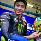 Valentino Rossi memamerkan helm desain khusus untuk MotoGP San Marino. (MotoGP)