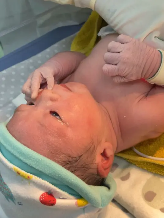 Tentu ini menjadi pengalaman baru bagi Dinda dan Rey sebagai orang tua. Keduanya pasti akan banyak belajar dalam hal mengurus sang anak. Namun diakui Dinda dan Rey, nantinya mereka akan lakukan bersama-sama tanpa ada pembagian tugas tertentu. (Instagram/rey_mbayang)