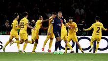 Penyerang PSG, Kylian Mbappe, tampak kecewa setelah Barcelona merayakan gol ke dalam gawang timnya ketika bertanding di leg pertama perempat final Liga Champions 2023/2024 yang digelar di Parc des Princes, Kamis (11/4/2024) dini hari WIB. Barcelona menang 3-2 dalam laga ini. (Anne-Christine POUJOULAT / AFP)