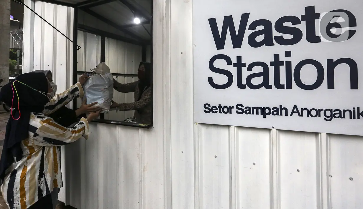 Warga membawa sampah anorganik untuk disetorkan di drop point rekosistem yang berada di Stasiun MRT Blok M, Jakarta, Jumat (5/3/2021). Sampah anorganik yang diterima kemudian dipilah dan didistribusikan ke pengolah sebagai bahan baku proses daur ulang. (Liputan6.com/Johan Tallo)