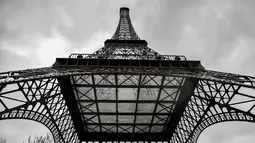 Menara replika setinggi 104 kaki tersebut membutuhkan waktu satu tahun untuk merealisasikan proyek ini. (Photo by STEPHANE DE SAKUTIN / AFP)