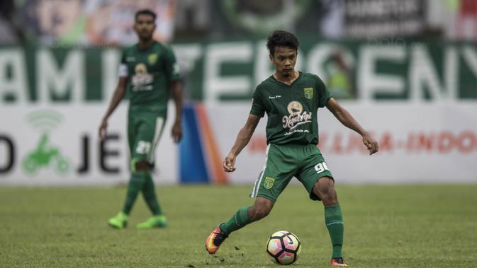 Gelandang Persebaya, Muhammad Hidayat, bersiap melepas umpan saat melawan Martapura FC pada laga semifinal Liga 2 2017 di Stadion GBLA, Bandung, Sabtu (25/11/2017). Persebaya menang 3-1 atas Martapura FC. (Bola.com/Vitalis Yogi Trisna)