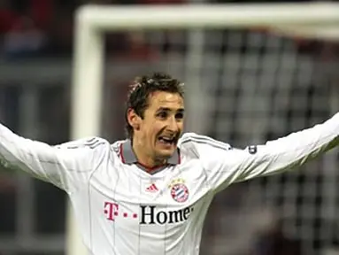 Striker Bayern Muenchen, Miroslav Klose merayakan gol yang menjadi penentu kemenangan 2-1 atas Fiorentina di leg pertama babak 16 besar Liga Champions di Munich, 17 Februari 2010. AFP PHOTO/SASCHA SCHUERMANN