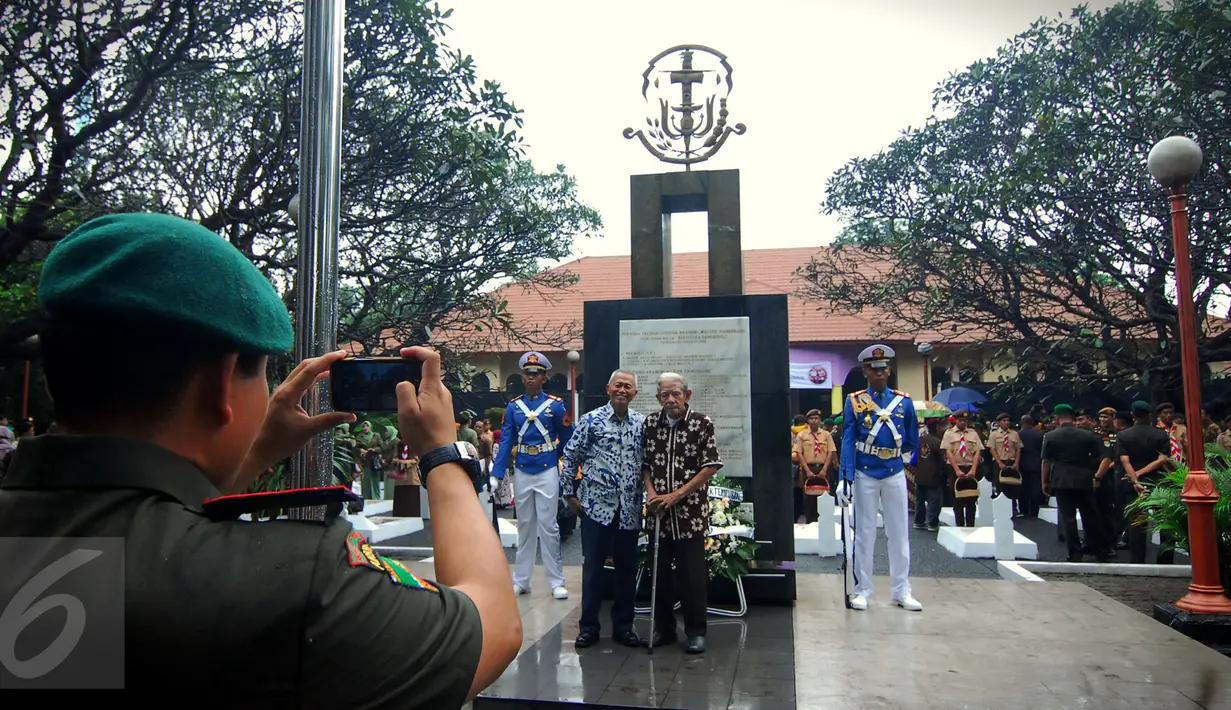 Sejumlah aparat dan mantan penjabat berpose usai menaburkan bunga di TMP Taruna, Kota Tangerang, Minggu (28/2/2016). Penaburan bunga sebagai bagian dari acara HUT Kota Tangerang ke-23. (Liputan6.com/Faisal R Syam)