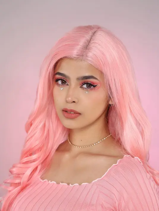 Cukup tempelkan stiker berbentuk hati di area outer v, kemudian baurkan perlahan eyeshadow berwarna pink di kelopak mata kamu, dan lepas stiker. Maka kamu akan mendapatkan eye makeup look gemas seperti selengram Jharna Bhagwani ini. [@jharnabhagwani]